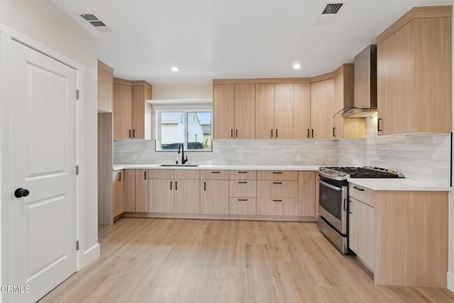 6708 Riverton Ave in Los Angeles, CA - Building Photo - Building Photo