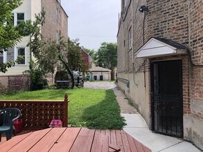 831 W 33rd Pl in Chicago, IL - Foto de edificio - Building Photo