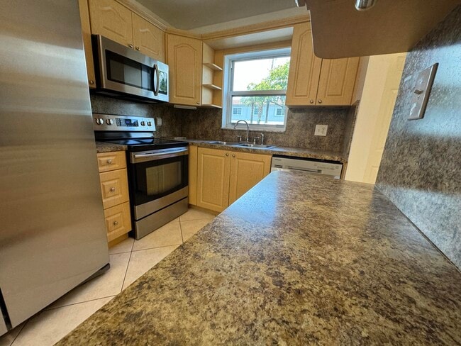801 W Oakland Park Blvd in Oakland Park, FL - Building Photo - Building Photo