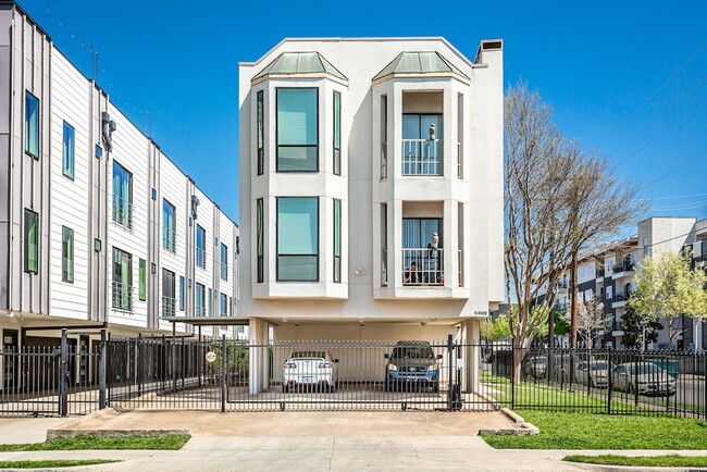 property at 2002 N Fitzhugh Ave