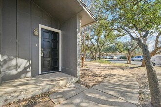 11906 Broad Oaks Dr, Unit A in Austin, TX - Building Photo - Building Photo