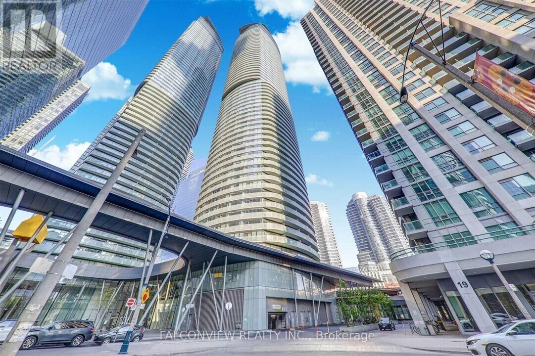 14-2614 York St in Toronto, ON - Building Photo