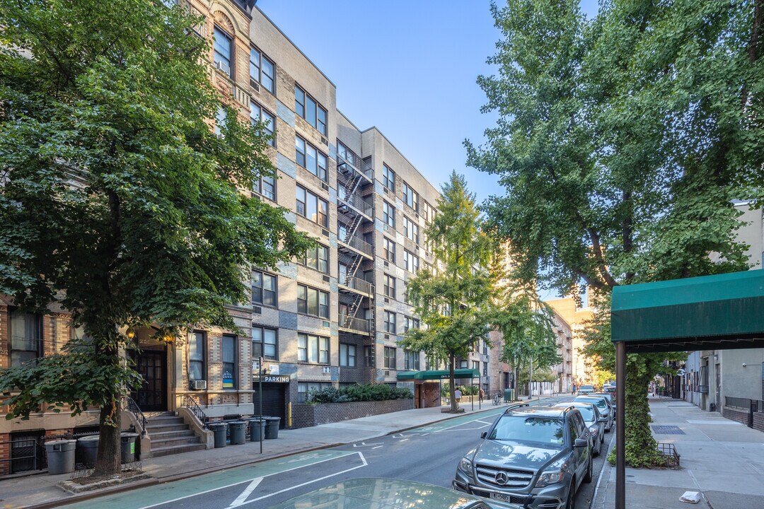 220 E 26th St in New York, NY - Building Photo