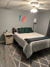 2013 Addison Rd NE, Unit Spacious Private Unit in Marietta, GA - Foto de edificio - Building Photo