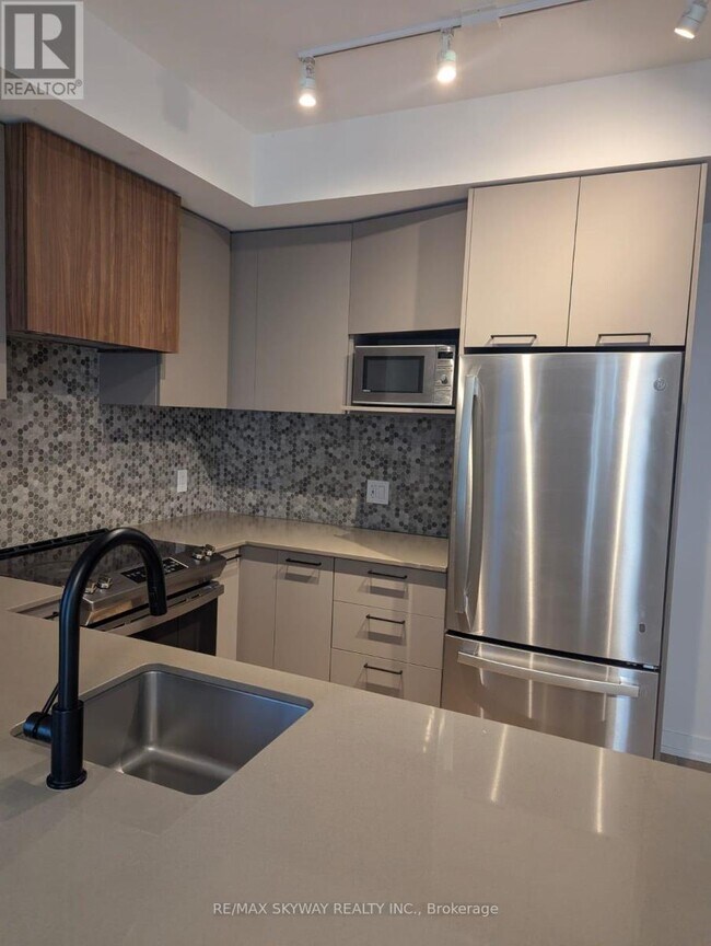 10 Lagerfeld Dr in Brampton, ON - Building Photo - Building Photo