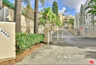 2222 Beachwood Dr in Los Angeles, CA - Building Photo - Building Photo