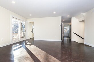 70 Stanley Ave in Medford, MA - Foto de edificio - Building Photo