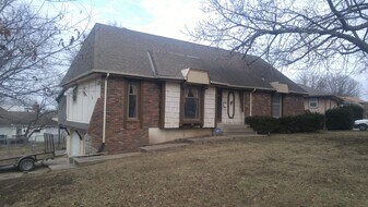 7400 E 127 St in Grandview, MO - Building Photo