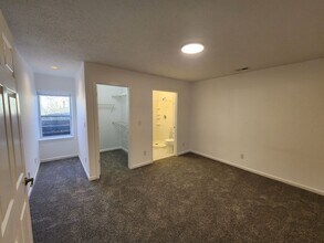 30 Robinson Cove Rd in Candler, NC - Foto de edificio - Building Photo