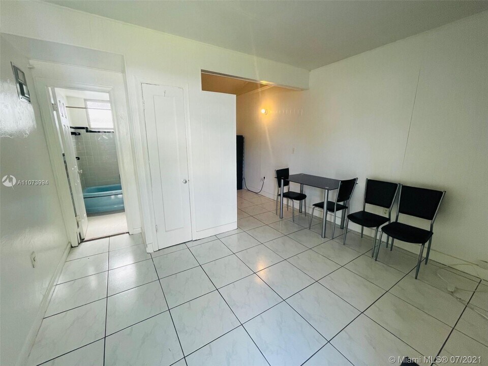 1045 NE 80th St-Unit -5 in Miami, FL - Building Photo