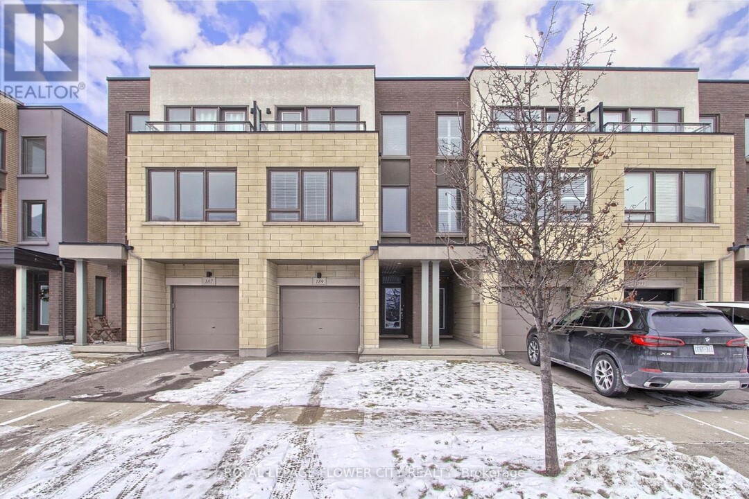 189 Sabina Dr in Oakville, ON - Building Photo