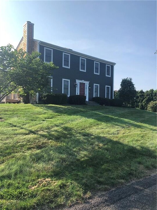 116 Evergreen Dr in Portsmouth, RI - Building Photo