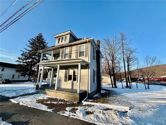 256 N Broadway in Wind Gap, PA - Foto de edificio - Building Photo