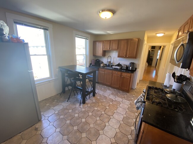 176 Elm St, Unit 2 in North Cambridge, MA - Foto de edificio - Building Photo