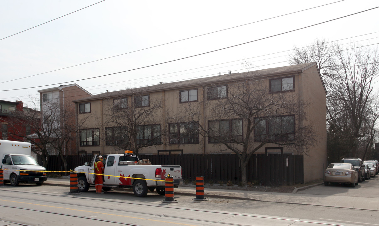 1209 Queen St E in Toronto, ON - Building Photo