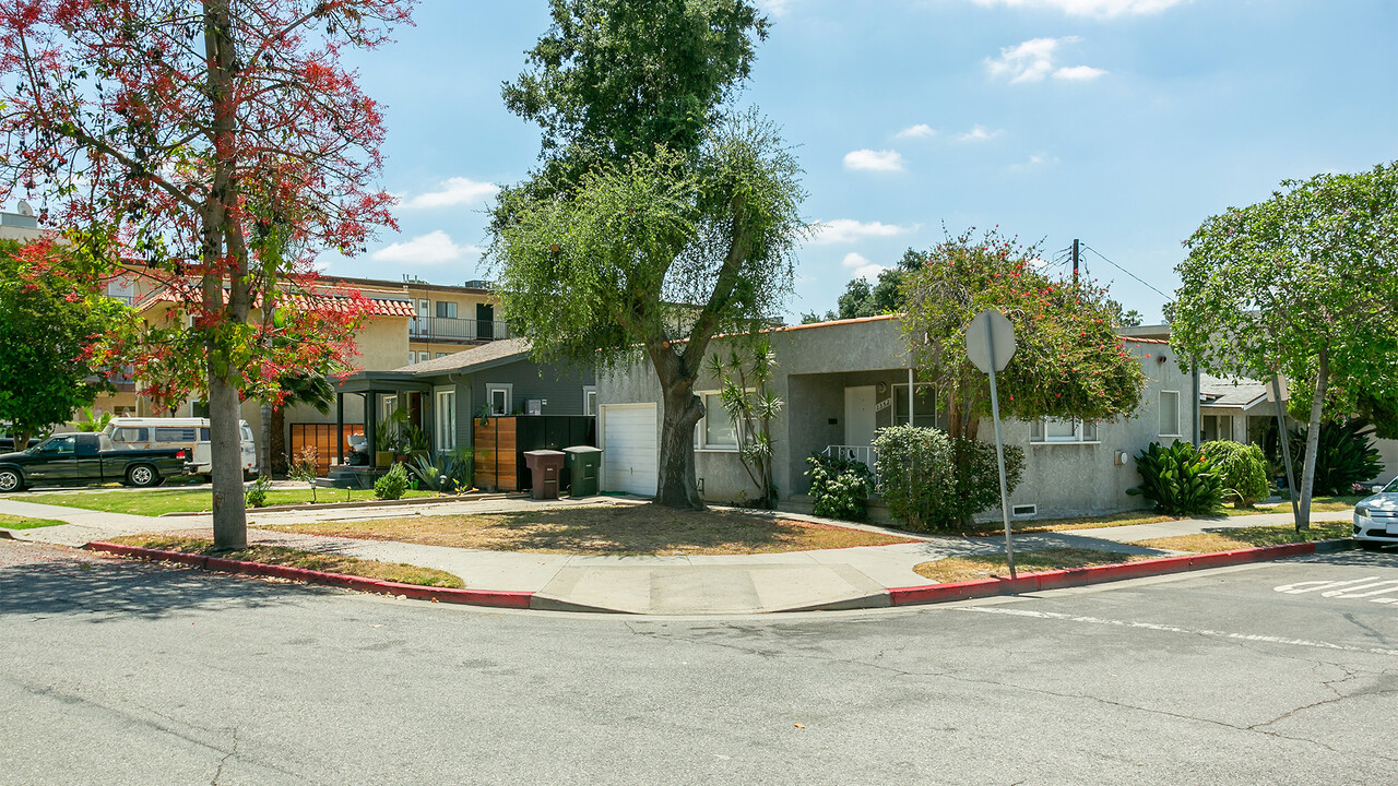 1352 E Garfield Ave in Glendale, CA - Building Photo