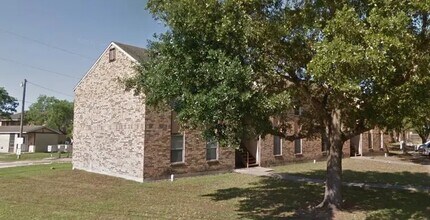 2200 N Adams St in Beeville, TX - Building Photo - Building Photo