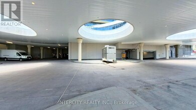 5105-5105 Hurontario St in Mississauga, ON - Building Photo - Building Photo