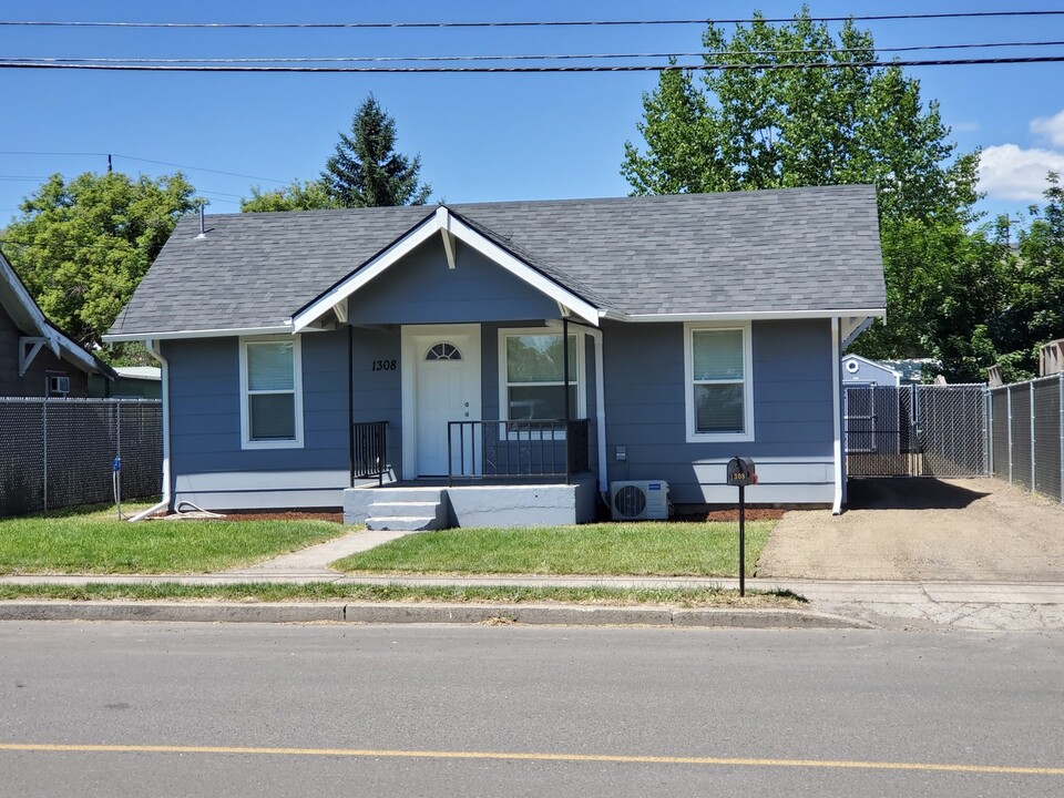 1308 Cherry St in La Grande, OR - Building Photo