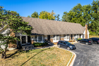 Holmesbrook Townhomes in Kansas City, MO - Building Photo - Building Photo