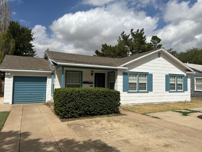 2208 32nd St in Lubbock, TX - Foto de edificio - Building Photo