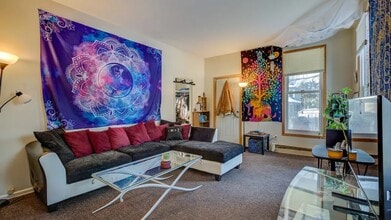 680 6th St in Newport, MN - Foto de edificio - Building Photo