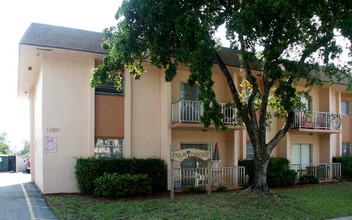 Newcastle Apartments in Fort Lauderdale, FL - Foto de edificio - Building Photo