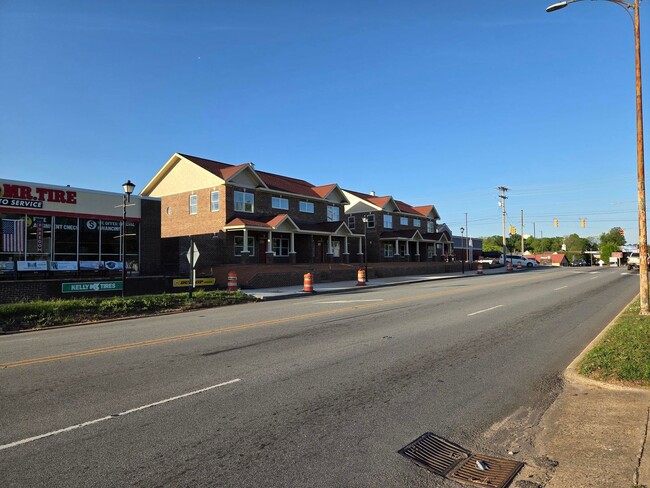 627 E Main St in Lincolnton, NC - Building Photo - Building Photo