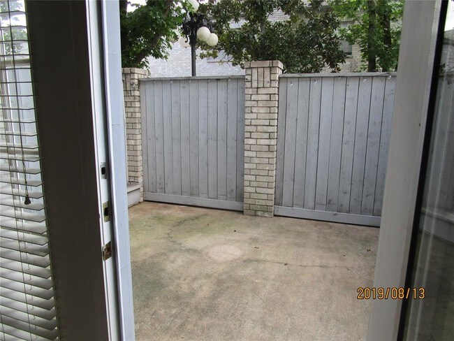 592 Wilcrest Dr in Houston, TX - Building Photo - Building Photo