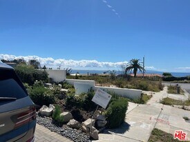 3908 Castlerock Rd in Malibu, CA - Building Photo