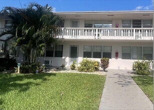 42 Canterbury E in West Palm Beach, FL - Building Photo - Building Photo