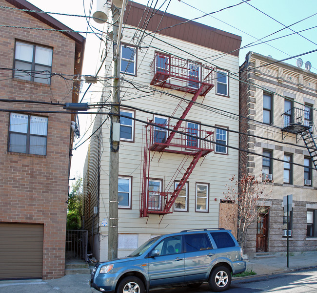 331 71st St in West New York, NJ - Building Photo - Building Photo