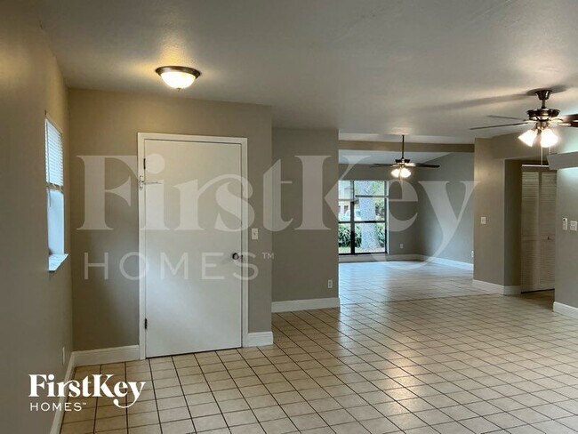 8020 N Ola Ave, Unit 1404 in Tampa, FL - Foto de edificio - Building Photo