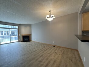 405 Village Pkwy in Circle Pines, MN - Building Photo - Building Photo