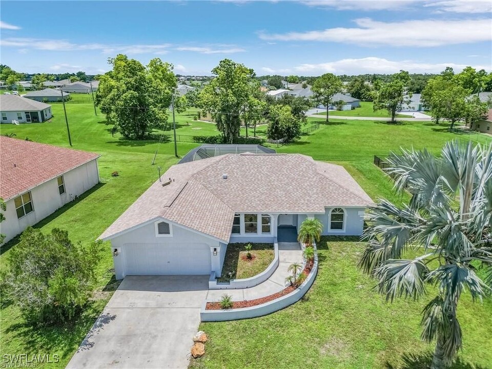 16120 Alcira Cir in Punta Gorda, FL - Foto de edificio