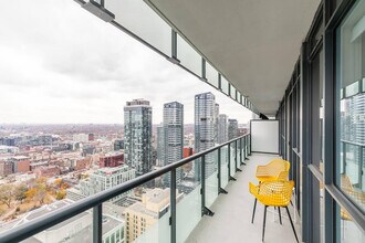 253 Wellington St W in Toronto, ON - Building Photo - Building Photo