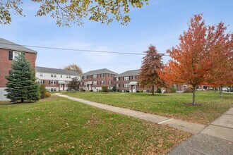 Arlington Gardens Apartments in Arlington, MA - Foto de edificio - Building Photo