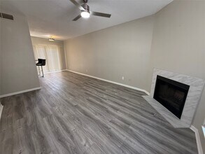 7575 Cambridge St in Houston, TX - Foto de edificio - Building Photo