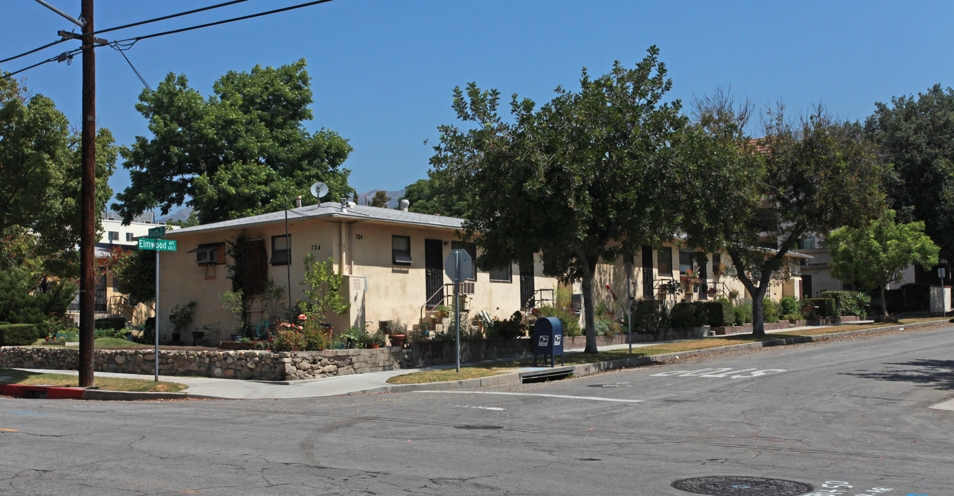 724 S 6th St in Burbank, CA - Foto de edificio