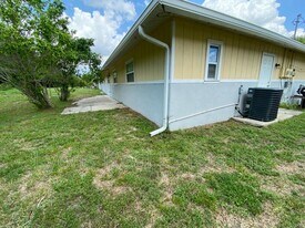 4186 Pine Drop Ln in North Fort Myers, FL - Building Photo
