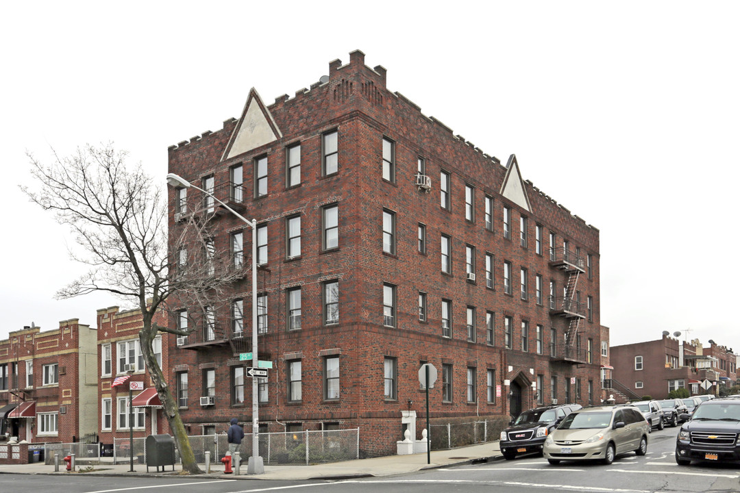 2505 41st St in Astoria, NY - Building Photo