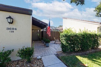 3694 Glen Oaks Manor Dr in Sarasota, FL - Foto de edificio - Building Photo