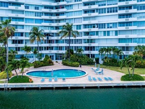 9101 E Bay Harbor Dr, Unit 905 in Bay Harbor Islands, FL - Foto de edificio - Building Photo