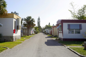 Palace Mobile Home Park in St. Petersburg, FL - Building Photo - Building Photo