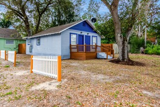 547 Wildwood Way, Unit B in Clearwater, FL - Building Photo - Building Photo