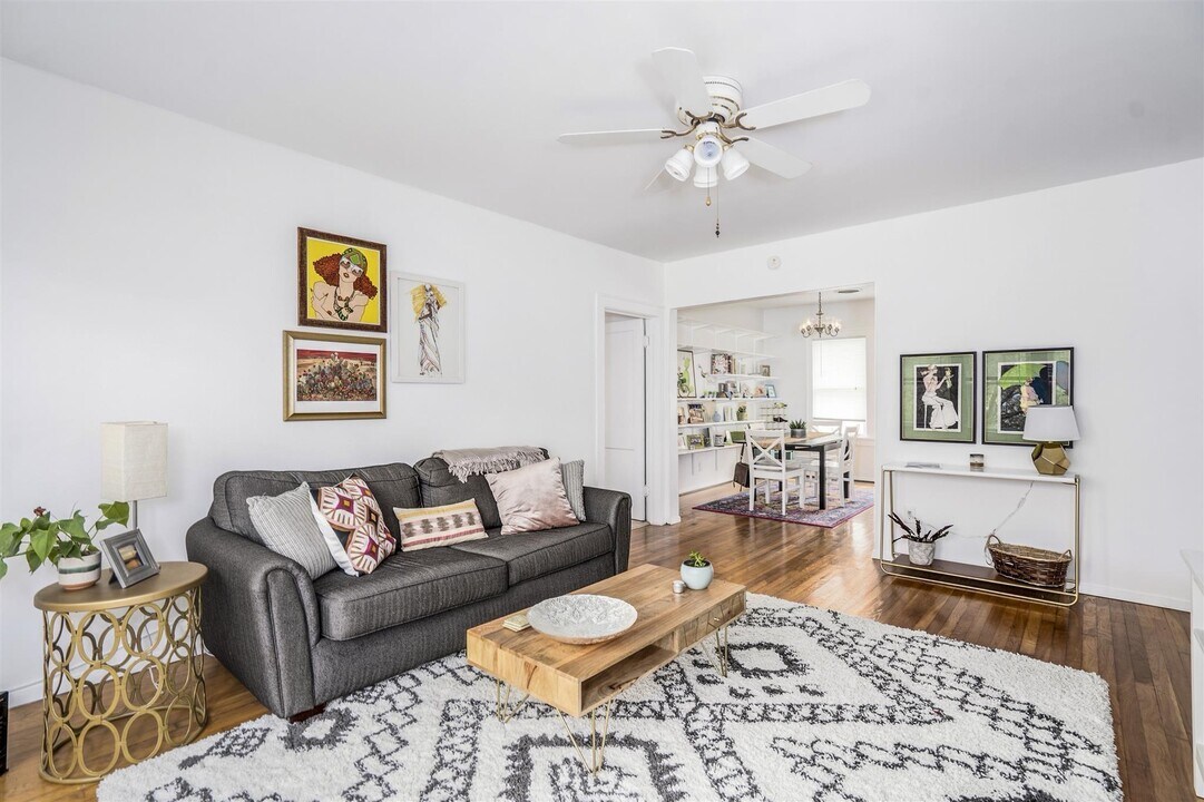 2343 Wroxton Rd in Houston, TX - Building Photo