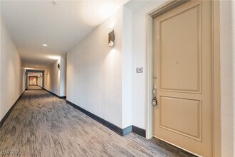 50 E Serene Ave in Las Vegas, NV - Foto de edificio - Building Photo