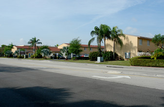 Oasis Apartments in Miami, FL - Building Photo - Building Photo