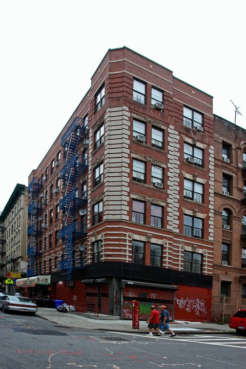 209 Henry St in New York, NY - Building Photo