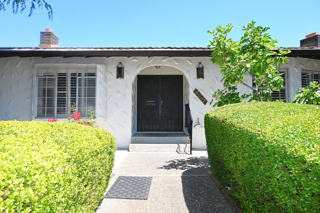 5941 S Land Park Dr in Sacramento, CA - Building Photo
